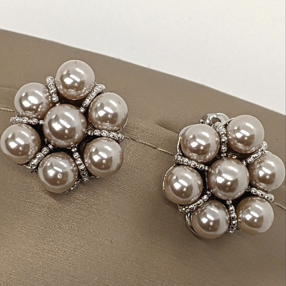 DESIGNER ERWIN PEARL VINTAGE CLUSTER FAUX PEARL CLIP ON STATEMENT EARRINGS - Picture 11 of 15